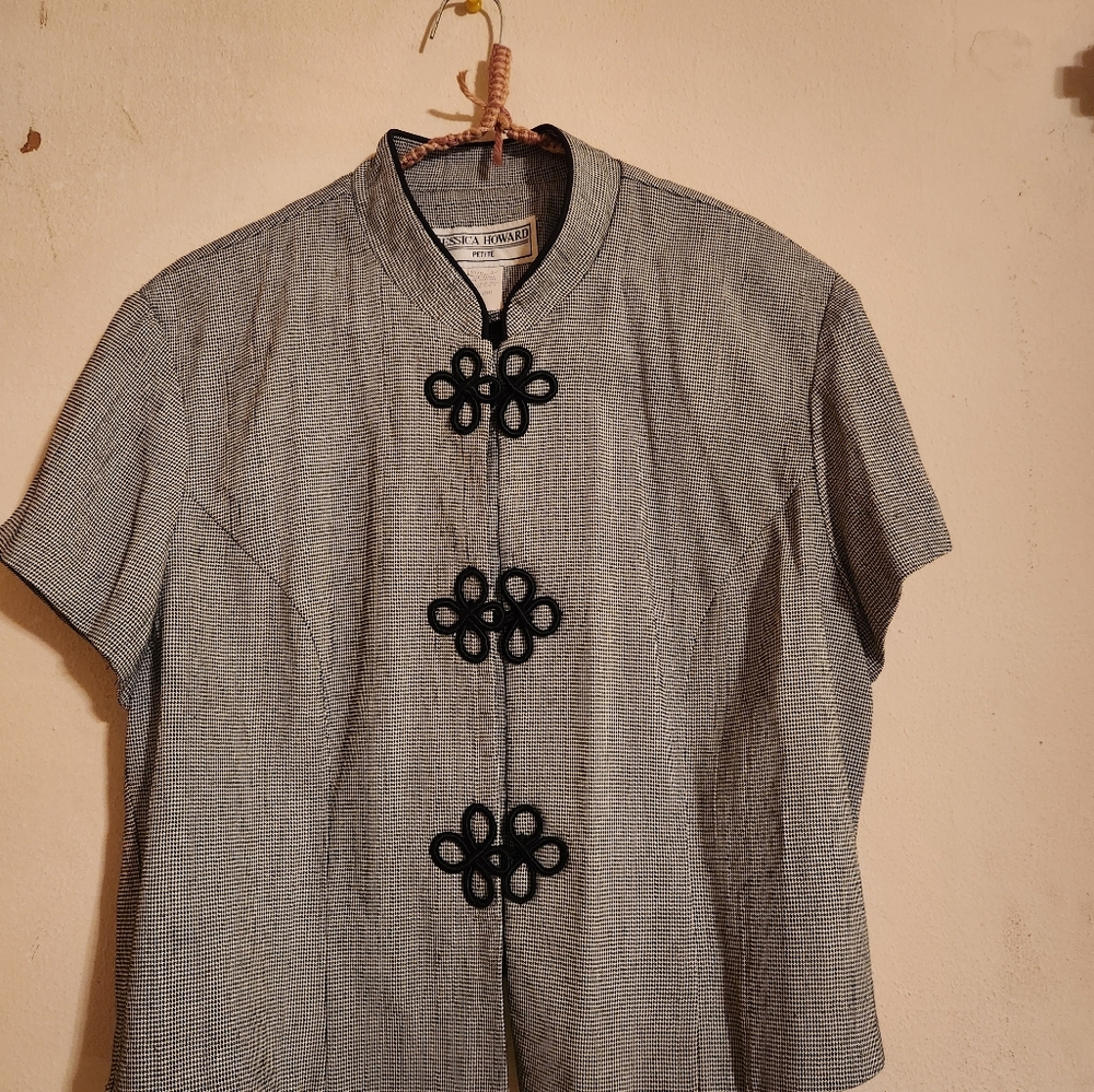 Black and white size 14 petite top
